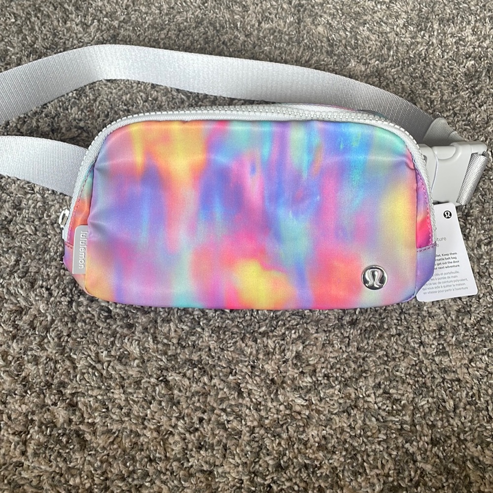 NWT lululemon everywhere belt bag rare print